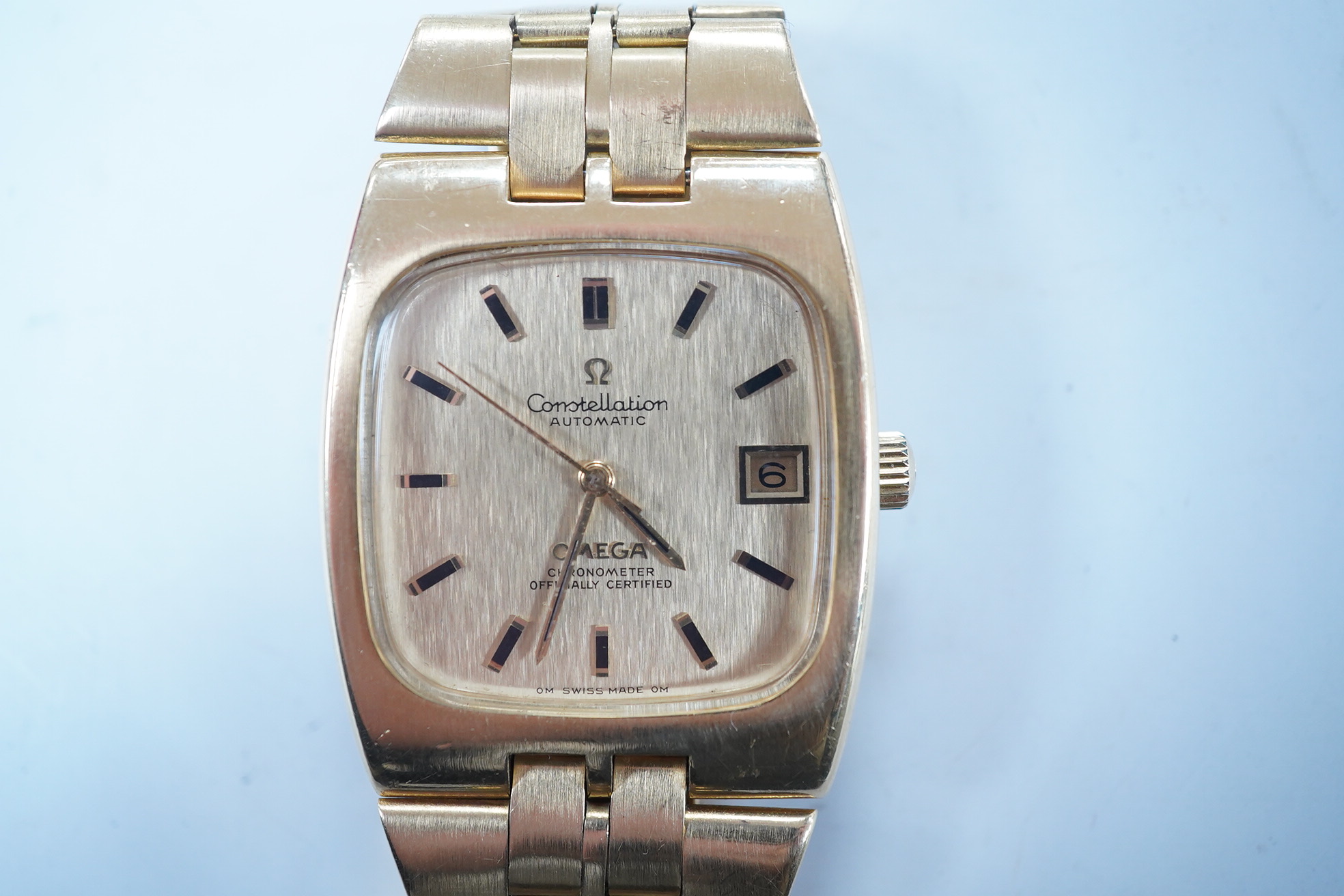 A gentleman's 1980's? 18k gold Omega Constellation Automatic Officially Certified Chronometer wrist watch, with baton numerals and date aperture, on an 18k gold Omega bracelet, case diameter 33mm, gross weight 132.7 gram